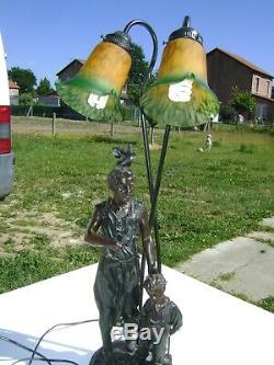 1970 Le Forgeron et son Fils grande lampe style art déco en résine h 75 cm