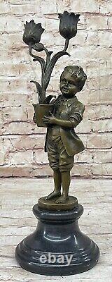 Art Déco Bronze Statue Jeune Garçon'Holding' Tulipe Vase Bougeoir Figurine