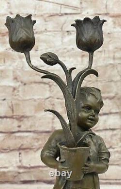 Art Déco Bronze Statue Jeune Garçon'Holding' Tulipe Vase Bougeoir Figurine