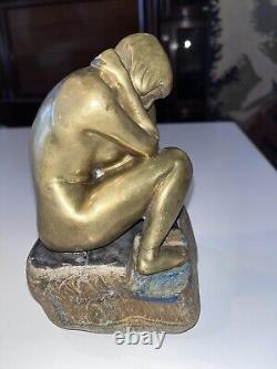 Art Déco Bronze doré représentant une femme recroquevillée sur socle en pierre