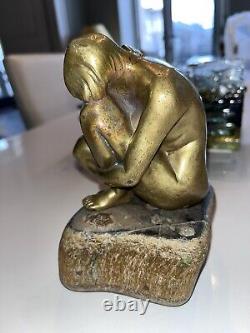 Art Déco Bronze doré représentant une femme recroquevillée sur socle en pierre