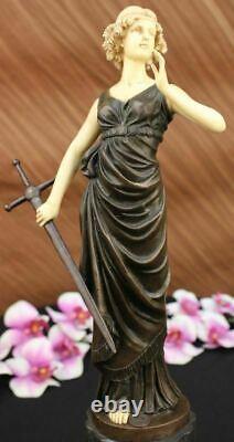 Art Déco Femelle Warrior Avec Faux OS Fonte Bronze Sculpture Figurine