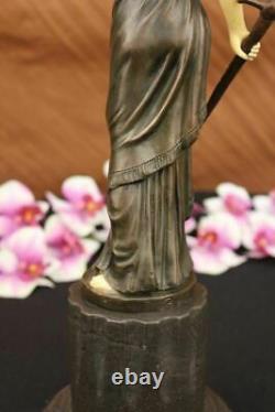 Art Déco Femelle Warrior Avec Faux OS Fonte Bronze Sculpture Figurine