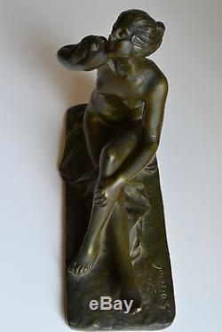 Beau bronze Art-Déco signé S. Bizard femme à l'oiseau