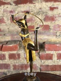 Bronze la danseuse au cerceau de style Art Déco portant la signature Gazini