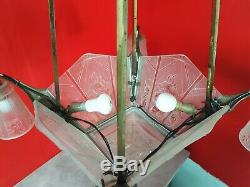 Chandelier Lustre à plaques Art Deco en verre moule et bronze des hanots tulipe