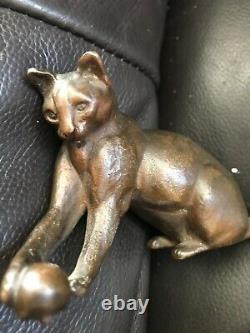 Charmant petit bronze art deco chat a la balle
