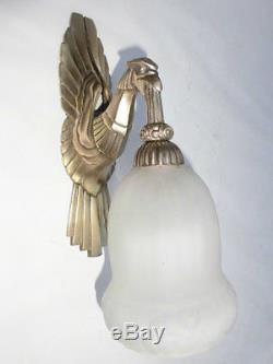 Exceptionnelle applique art déco. Bronze, Oiseau, griffon et tulipe verre, 1925