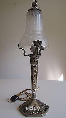 LAMPE ART DECO 1930 EN BRONZE ARGENTE, SIGNEE HUGUE. Période MULLER DEGUE DAUM