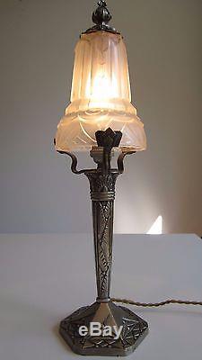 LAMPE ART DECO 1930 EN BRONZE ARGENTE, SIGNEE HUGUE. Période MULLER DEGUE DAUM