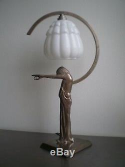 LAMPE ART DECO FEMME STYLISE 1930 BRONZE ARGENTE OPALINE LUMINAIRE ANCIEN 43cm