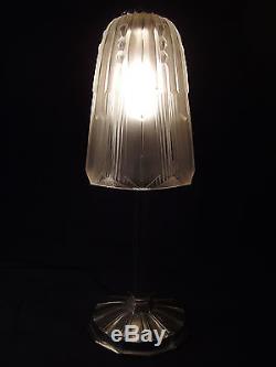 LELEU LAMPE ART DECO EN BRONZE ARGENTE ET TULIPE MOULEE-PRESSEE 1930