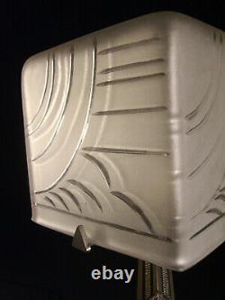Lampe Art Déco Moderniste En Bronze Nickelé Et Cube En Verre Taillé 1930