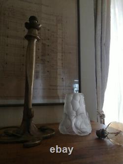 Lampe Art déco / Art nouveau en bronze. Tulipe en pâte de verre signée Dégué