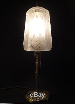 MULLER FRERES LAMPE ART DECO EN BRONZE ET TULIPE MOULEE-PRESSEE 1930