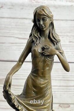 Moreau's Maiden avec Fleurs Art Déco Bronze Sculpture Signée Collection Pièce