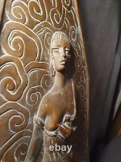 Plaque sculpture bas relief en bronze art deco femme peintre erotique enseigne