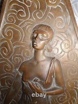 Plaque sculpture bas relief en bronze art deco femme peintre erotique enseigne