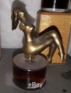 Presentoir art deco Ourt-Gallery bois flacon parfum verre bouchon bronze femme