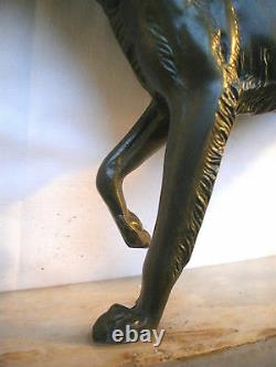 Sculpture régule à patine bronze, Lévrier sur terrasse marbre, Art Déco