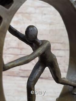 Signée Farncisci Bronze Statue Art Déco Athlète Pushing Roue Sculpture Décor