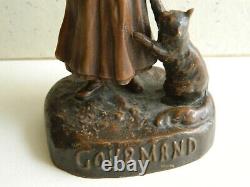 Statue jeune fille au chat régule signé Ouvet art déco 1920 patine bronze