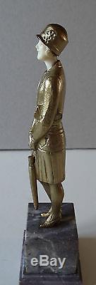 Statuette Chryséléphantine signée Art déco, jeune femme élégante ombrelle