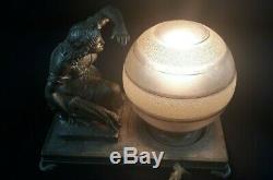 Superbe veilleuse art déco en bronze nickelé et son globe en verre