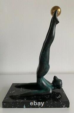 Vertical, Sculpture en bronze Art déco